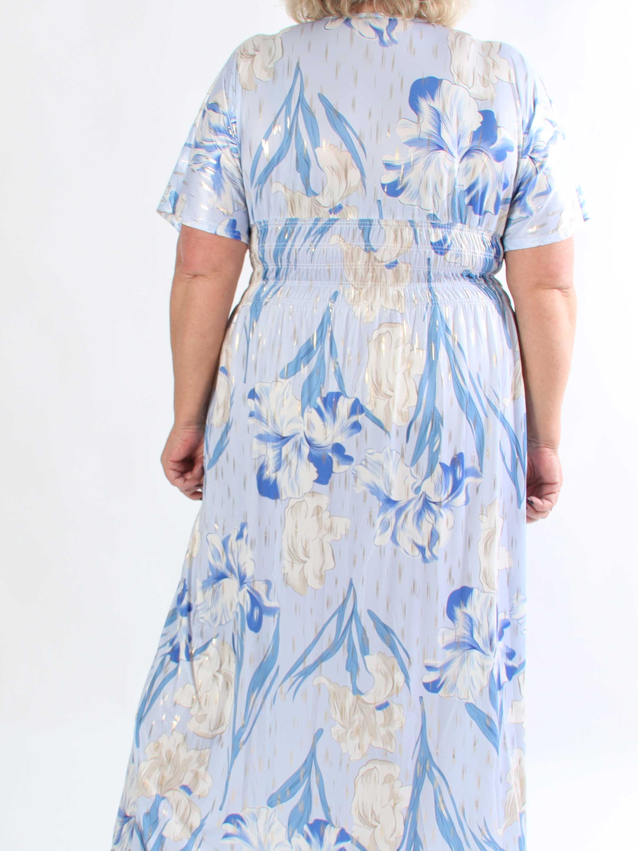 Pams Kvitka - Lang plus size blomstret kjole med guld detaljer og lommer